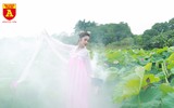 Thiếu nữ Hà thành nô nức khoe sắc cùng mùa sen nở